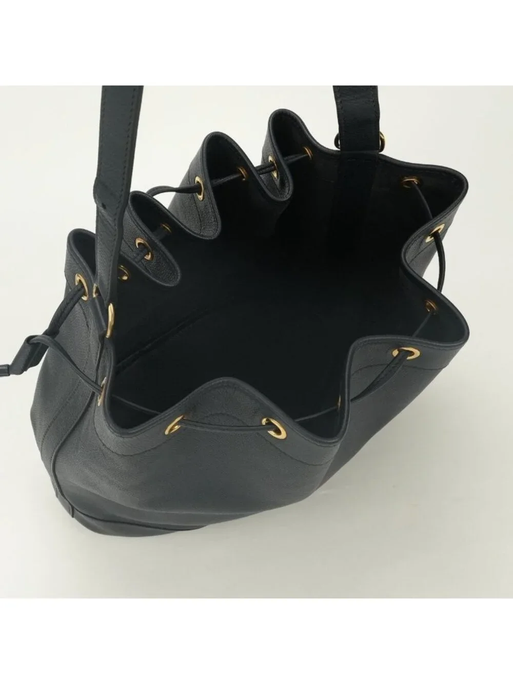 Hermes bucket smell 11